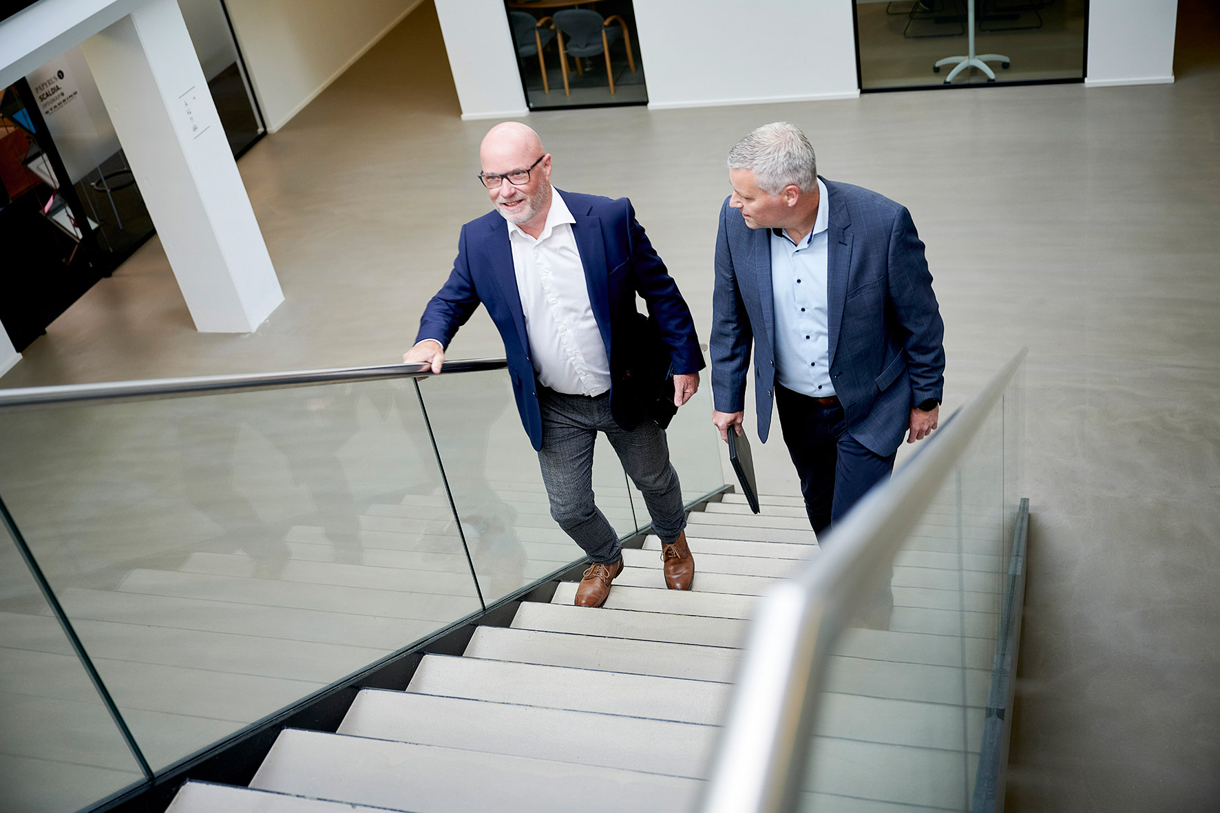 Bymidte med bygninger og havneområde.