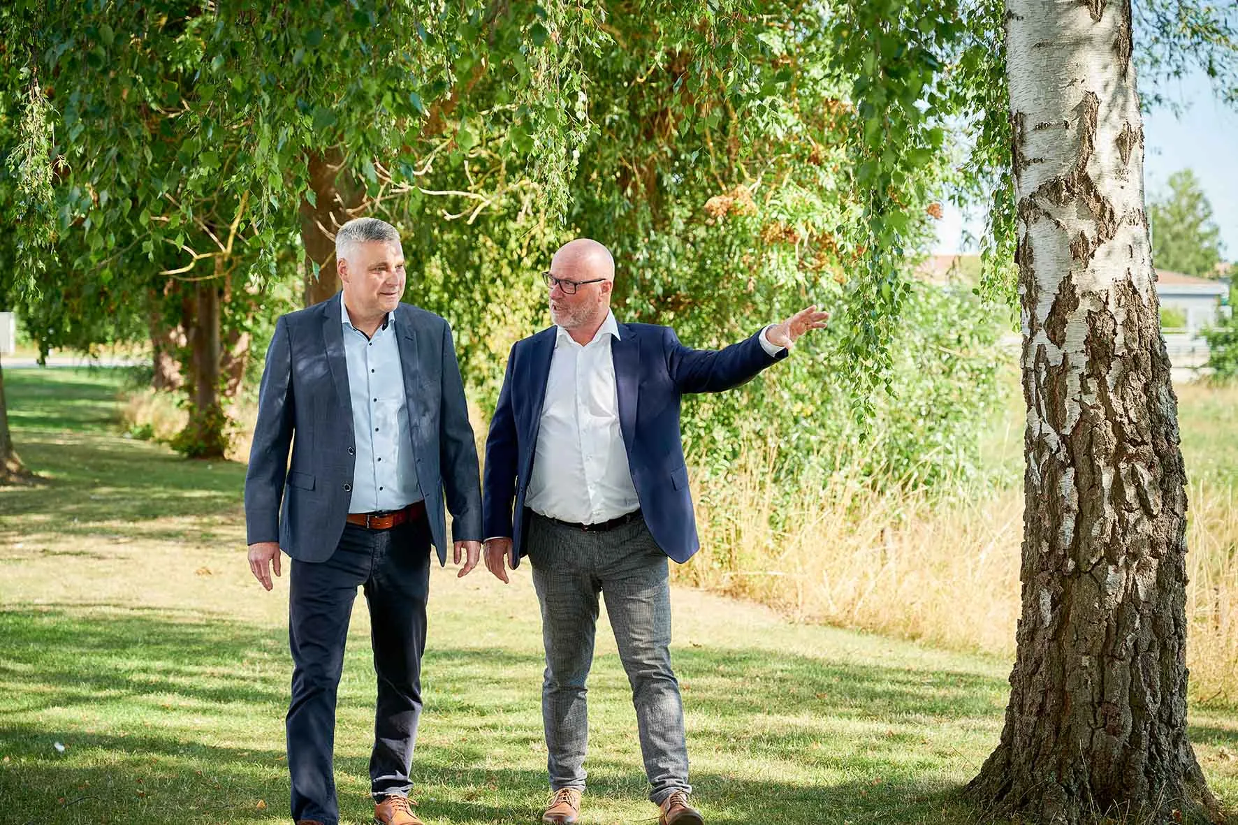 To personer i dialog i et grønt område.